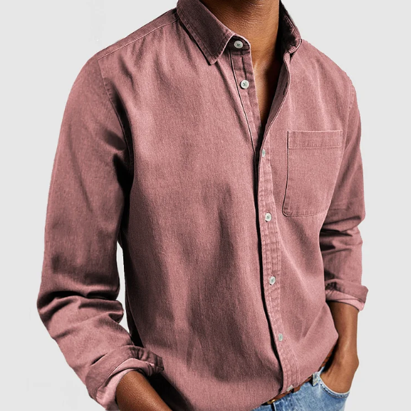 Chemise en jean rose pour homme, manches longues, poche poitrine, style décontracté, col boutonné, tissu en denim, mode masculine tendance.