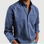 Chemise en jean bleu pour homme, manches longues, col boutonné, poche poitrine, style décontracté, mode masculine, tenue élégante et moderne.