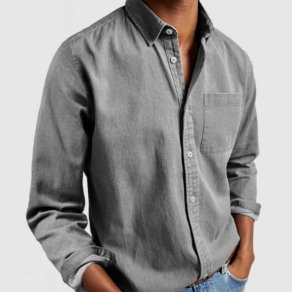 Chemise en jean gris pour homme, manches longues, poche poitrine, style décontracté, mode masculine, fond gris clair.