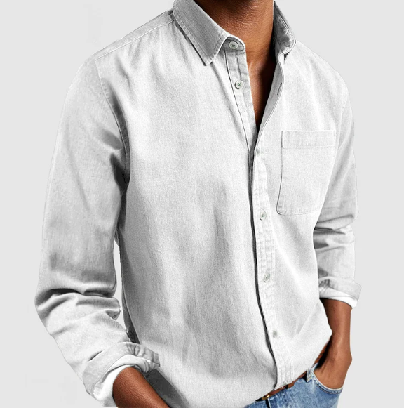 Chemise en jean gris clair pour homme, manches longues, col boutonné, poche poitrine, style décontracté, mode masculine tendance.