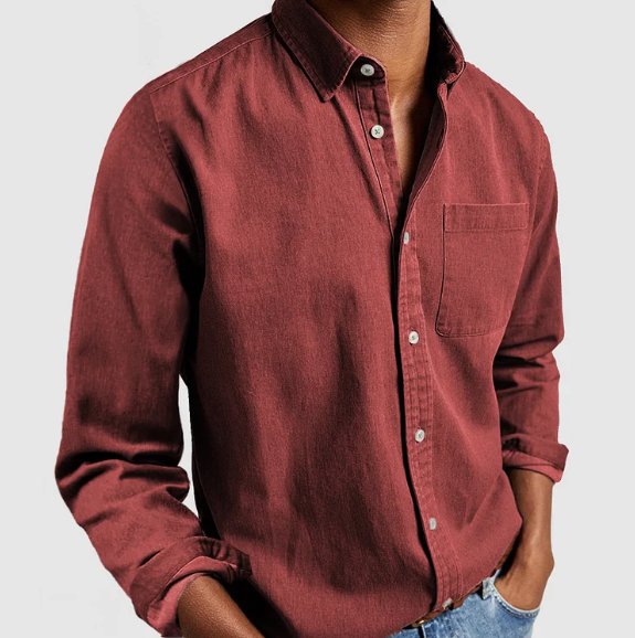 Chemise homme en jean rouge bordeaux, manches longues, poche poitrine, col boutonné, style décontracté, mode masculine tendance.