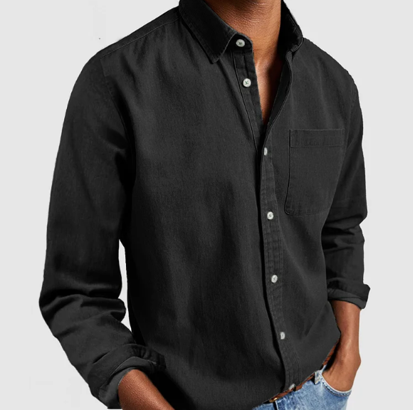 Chemise noire en coton pour homme, manches longues, col boutonné, poche poitrine, style décontracté. Mode masculine élégante et tendance.