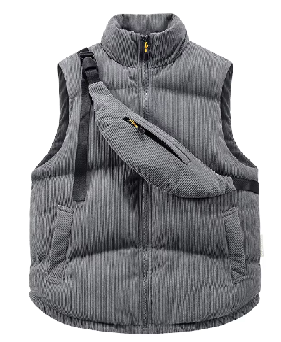 Gilet matelassé gris en velours côtelé avec sac banane assorti, fermeture éclair jaune, poches latérales. Mode automne-hiver, vêtements tendance.