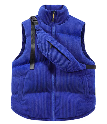 Gilet matelassé bleu sans manches avec sac banane assorti, fermeture éclair dorée, style moderne et tendance, idéal pour l'hiver.