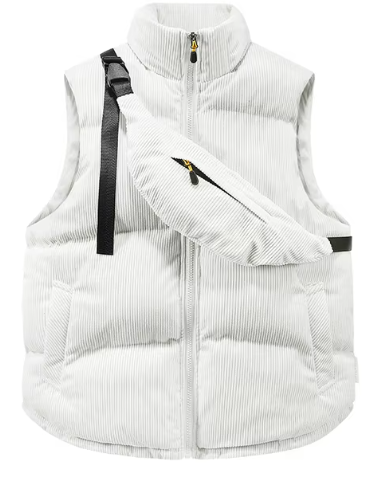 Gilet matelassé blanc avec sac banane assorti, fermeture éclair noire, design moderne. Mode hiver, vêtements tendance, accessoires pratiques.
