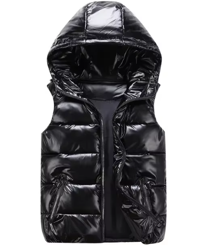 Gilet sans manches noir brillant avec capuche, style doudoune, fermeture éclair, poches zippées. Mode hiver, vêtement chaud et tendance.