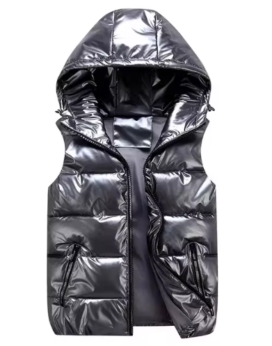 Gilet sans manches en doudoune noir brillant avec capuche, fermeture éclair, poches zippées. Mode hiver, vêtement chaud, style moderne.