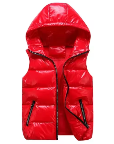 Gilet sans manches rouge vif avec capuche, fermeture éclair noire, poches zippées. Mode hiver, vêtement chaud, style décontracté.