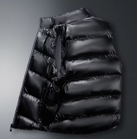 Doudoune sans manches noire en duvet, design matelassé, fermeture éclair latérale, sur fond gris. Mode hiver, vêtement chaud, tendance.