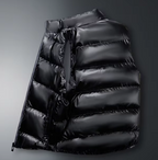 Doudoune sans manches noire en duvet, design matelassé, fermeture éclair latérale, sur fond gris. Mode hiver, vêtement chaud, tendance.