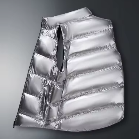 Gilet matelassé argenté, design moderne, sans manches, tissu brillant, style hiver, mode tendance, vêtement chaud, isolant, fermeture éclair.