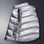 Gilet matelassé argenté, design moderne, sans manches, tissu brillant, style hiver, mode tendance, vêtement chaud, isolant, fermeture éclair.