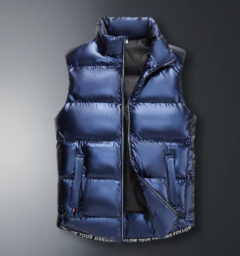 Gilet sans manches matelassé bleu marine, style doudoune, avec fermeture éclair, col montant et poches latérales. Mode hiver tendance et confortable.