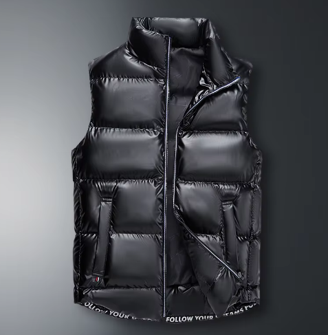 Gilet sans manches noir en duvet, matelassé, avec fermeture éclair, col montant, poches latérales. Mode hiver, vêtement chaud et tendance.