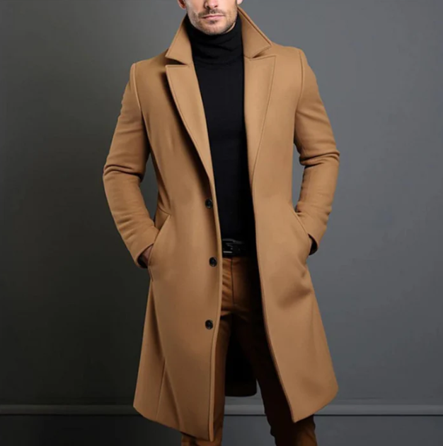 Homme portant un manteau camel élégant, col relevé, sur un pull noir. Mode masculine, style automne-hiver, tendance vestimentaire chic.