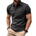 Homme portant un polo noir élégant avec poche, manches courtes, associé à un pantalon beige. Mode masculine, tenue décontractée chic.