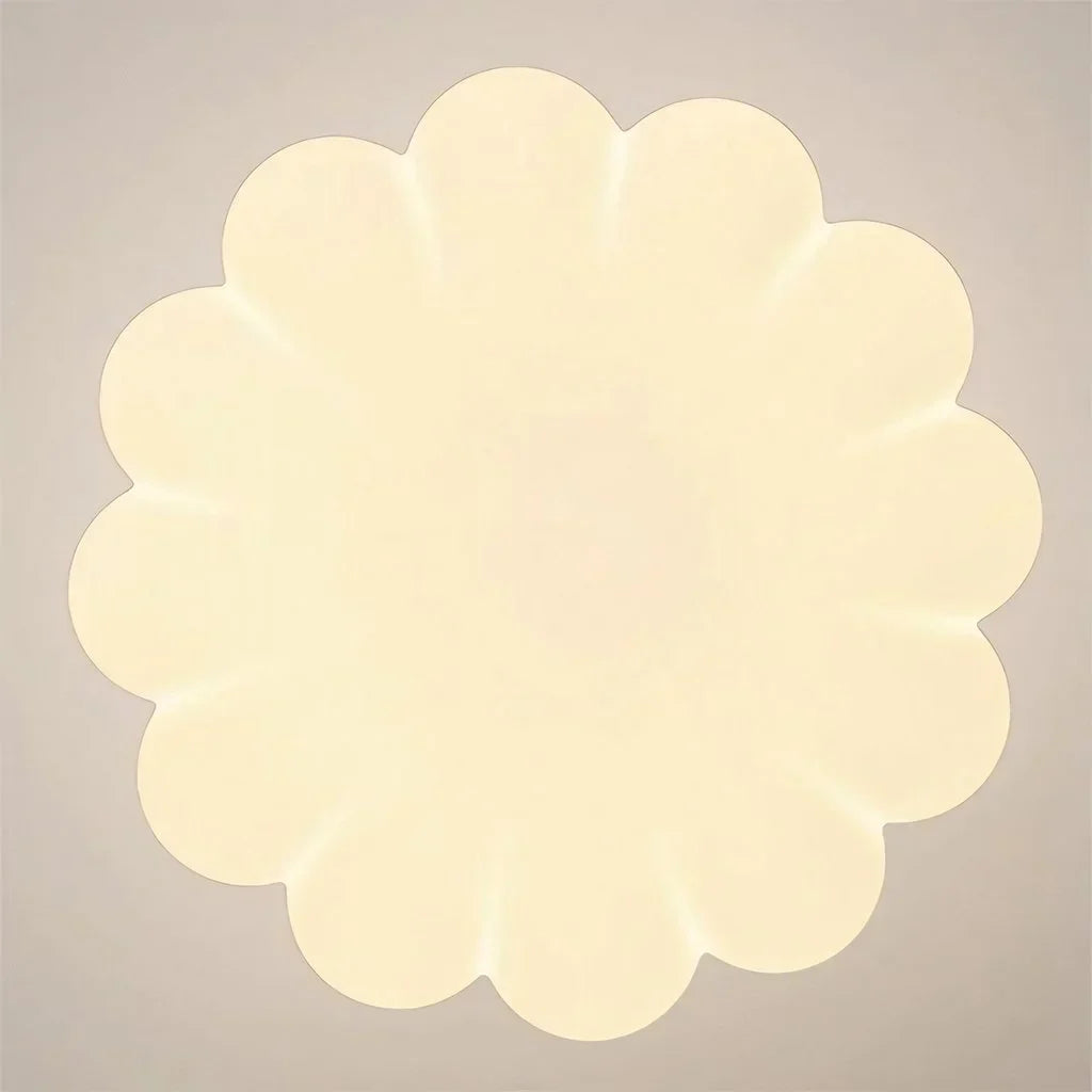 Lustre moderne en forme de fleur, éclairage LED doux, design minimaliste, idéal pour salon ou chambre, décoration intérieure élégante et contemporaine.