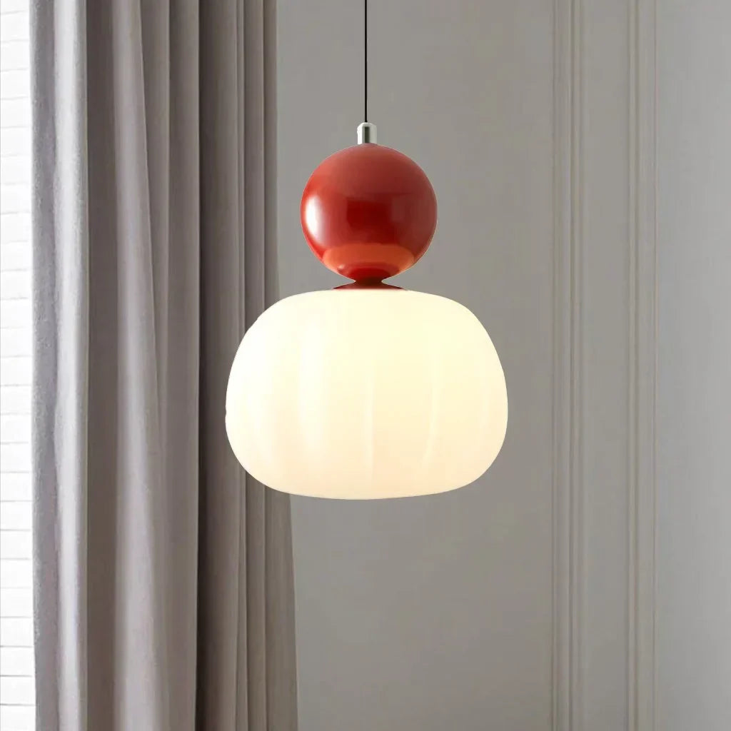 Suspension moderne avec abat-jour blanc et sphère rouge, design élégant, éclairage intérieur, décoration contemporaine, salon ou salle à manger.