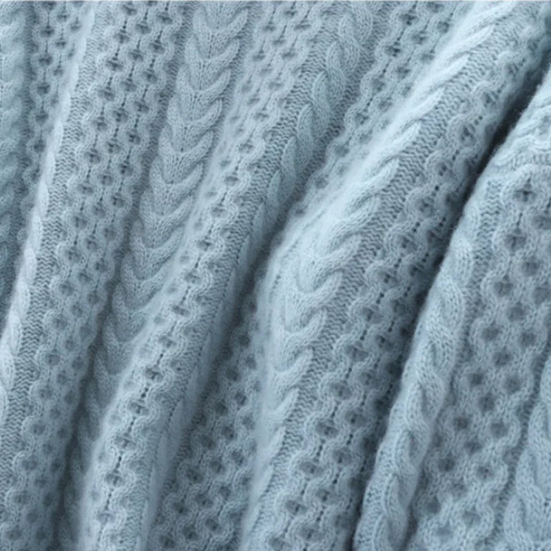 Tricot torsadé bleu clair en laine douce, motif texturé, idéal pour mode hiver, confort et chaleur.