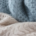 Tricots en laine torsadée bleu et beige, texture douce et chaude, mode hiver, vêtements confortables, tendance, gros plan textile.