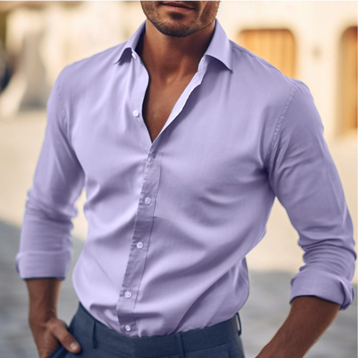 Homme portant une chemise violette élégante, manches retroussées, en extérieur urbain. Mode masculine, style décontracté chic, tendance actuelle.