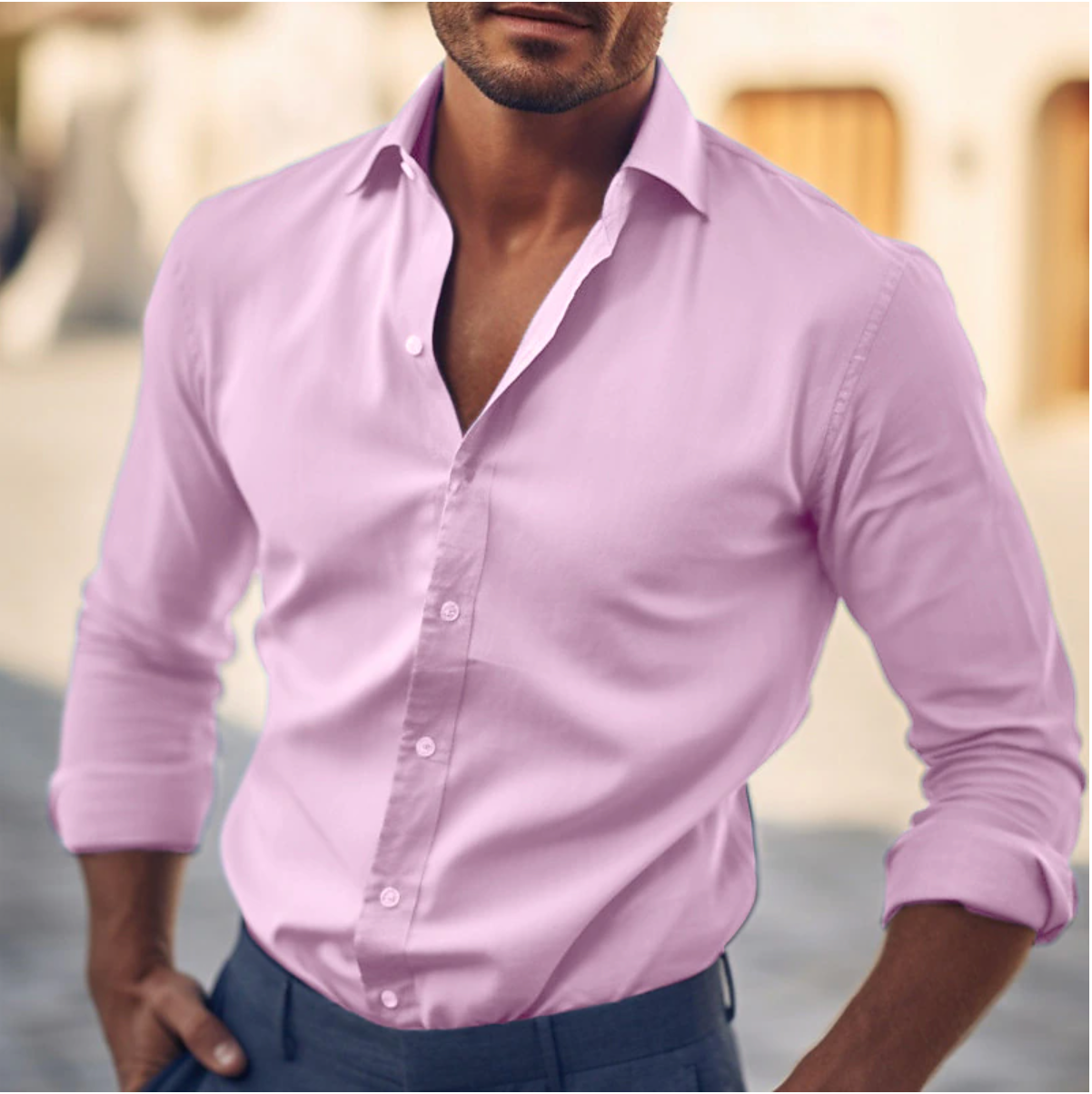 Homme portant une chemise rose élégante, manches retroussées, style décontracté-chic, mode masculine, tenue moderne, extérieur urbain.