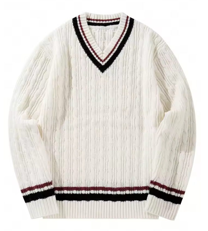 Pull-over en maille torsadée blanc avec col en V, bordures rayées noires et rouges. Style classique, idéal pour mode automne-hiver.