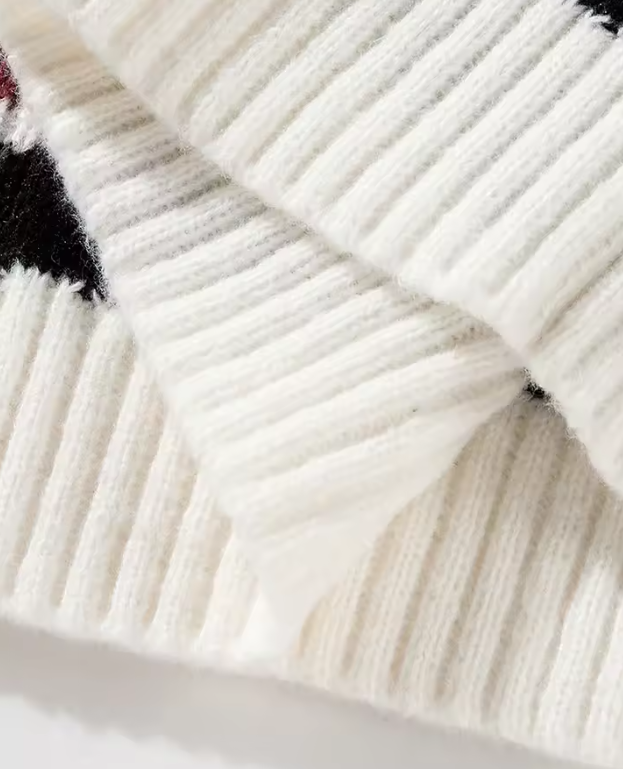 Écharpe en laine blanche texturée, motif côtelé, douce et chaude, idéale pour l'hiver. Accessoire mode élégant et confortable.