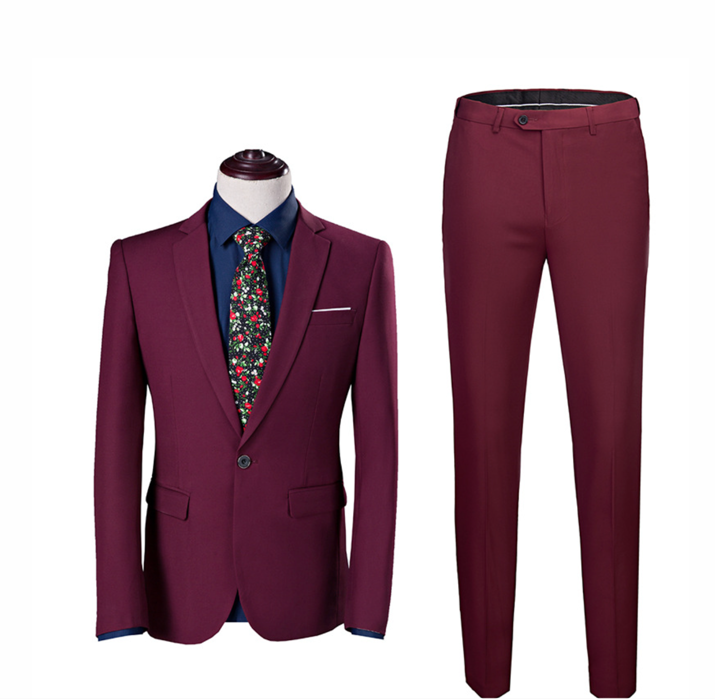 Costume homme bordeaux élégant avec veste, pantalon assorti et cravate à motifs floraux, idéal pour mariage ou événement formel.