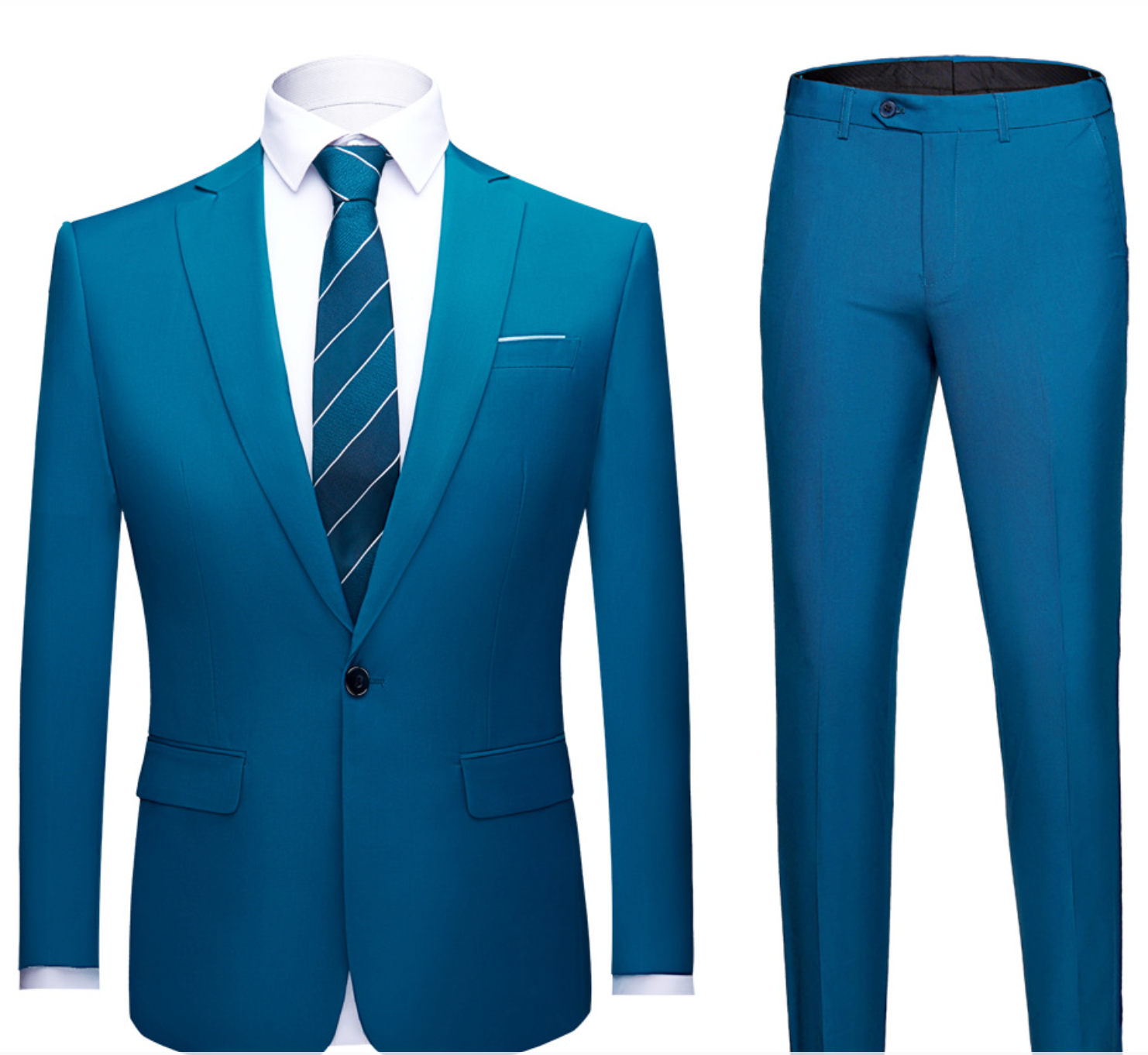 Costume bleu élégant pour homme avec cravate rayée, chemise blanche et pantalon assorti. Tenue formelle moderne, mode masculine chic.