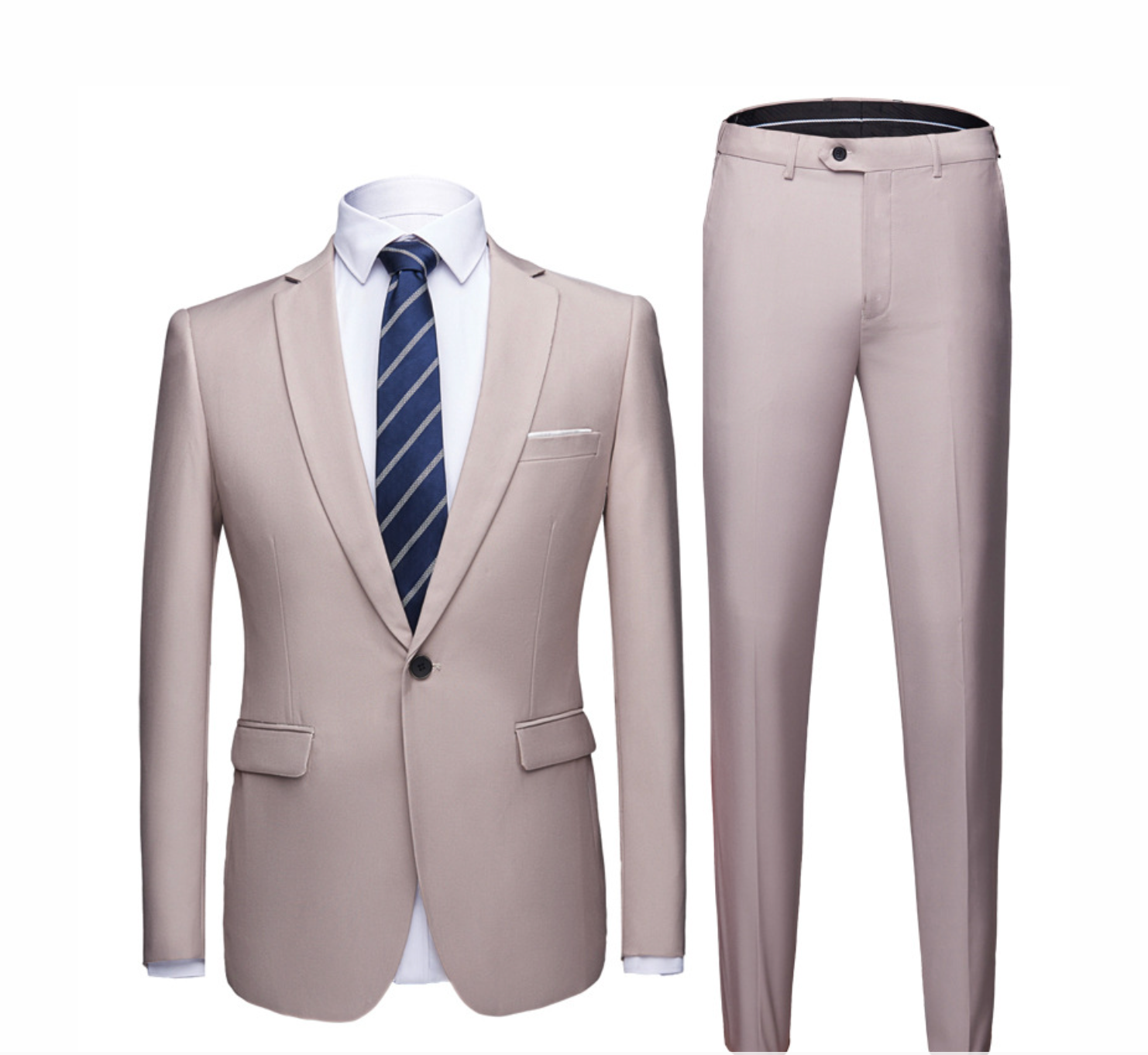Costume beige élégant pour homme avec veste, pantalon assorti, chemise blanche et cravate rayée bleue. Tenue formelle moderne et chic.