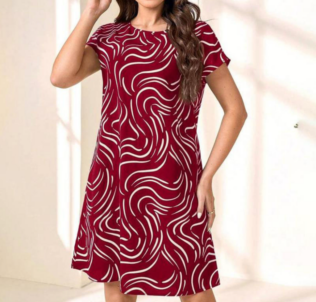 Robe rouge à motifs ondulés blancs, manches courtes, portée par une femme. Mode féminine élégante, tenue d'été décontractée.