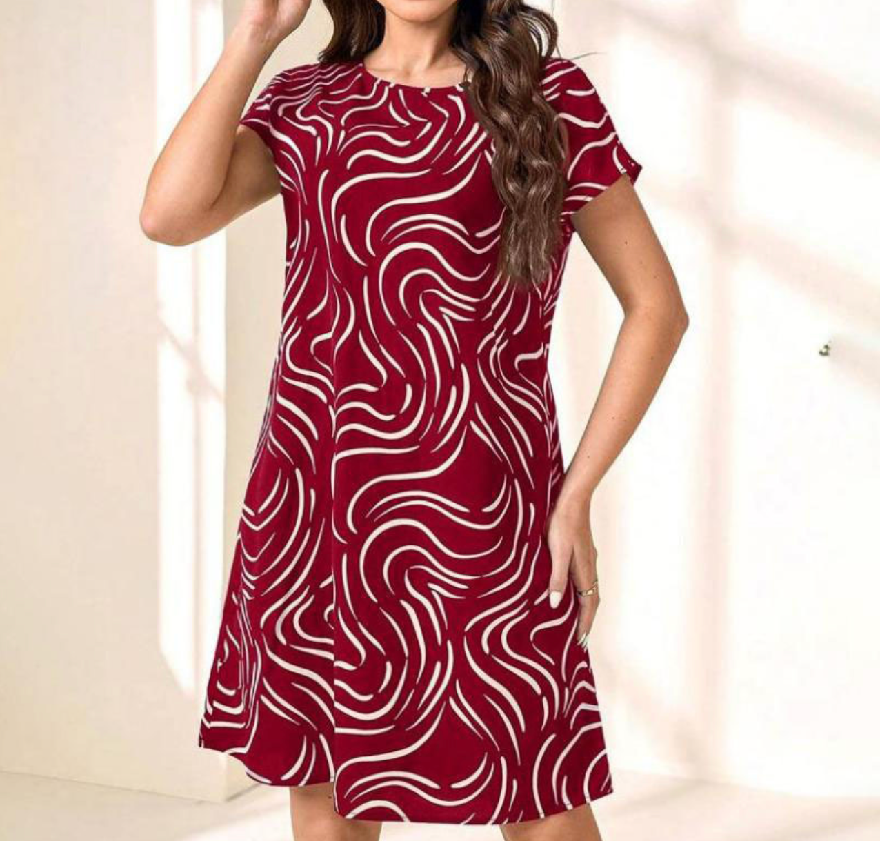 Robe rouge à motifs ondulés blancs, manches courtes, portée par une femme. Mode féminine élégante, tenue d'été décontractée.
