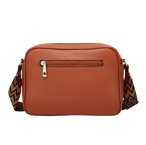 Sac à bandoulière en cuir marron avec fermeture éclair argentée et sangle à motifs géométriques. Accessoire mode élégant et pratique.