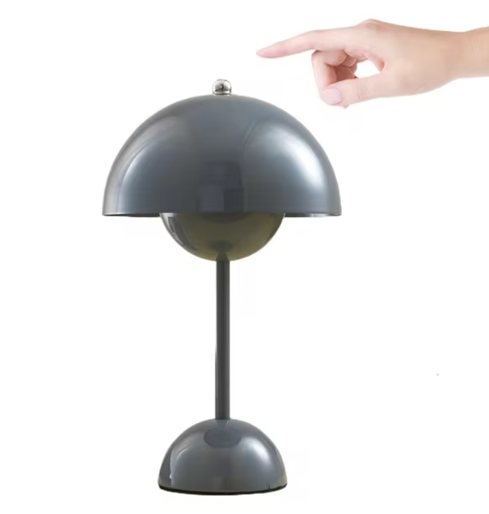 Lampe de table design moderne en métal gris avec interrupteur tactile, style minimaliste, éclairage intérieur, main ajustant l'intensité lumineuse.