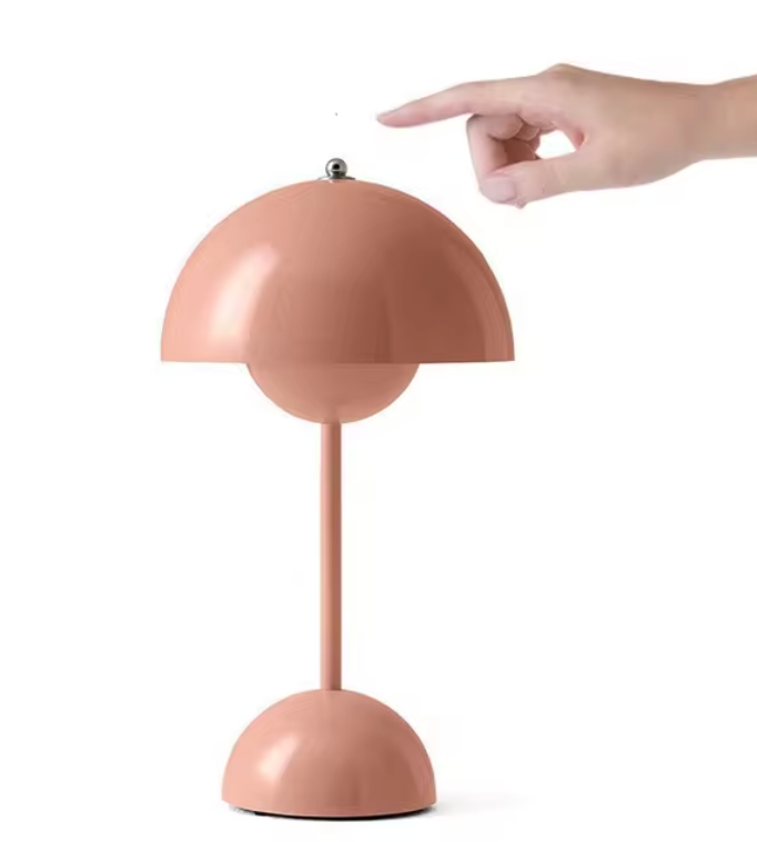 Lampe de table design moderne rose, forme champignon, interrupteur tactile, éclairage intérieur élégant, décoration maison tendance.