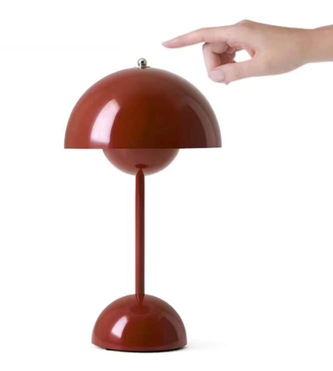 Lampe de table design rouge, style champignon, avec interrupteur tactile. Éclairage moderne, décoration intérieure élégante.