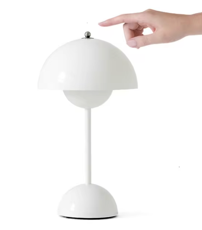 Lampe de table blanche moderne avec design en dôme, activée par une main. Éclairage intérieur élégant, style contemporain.