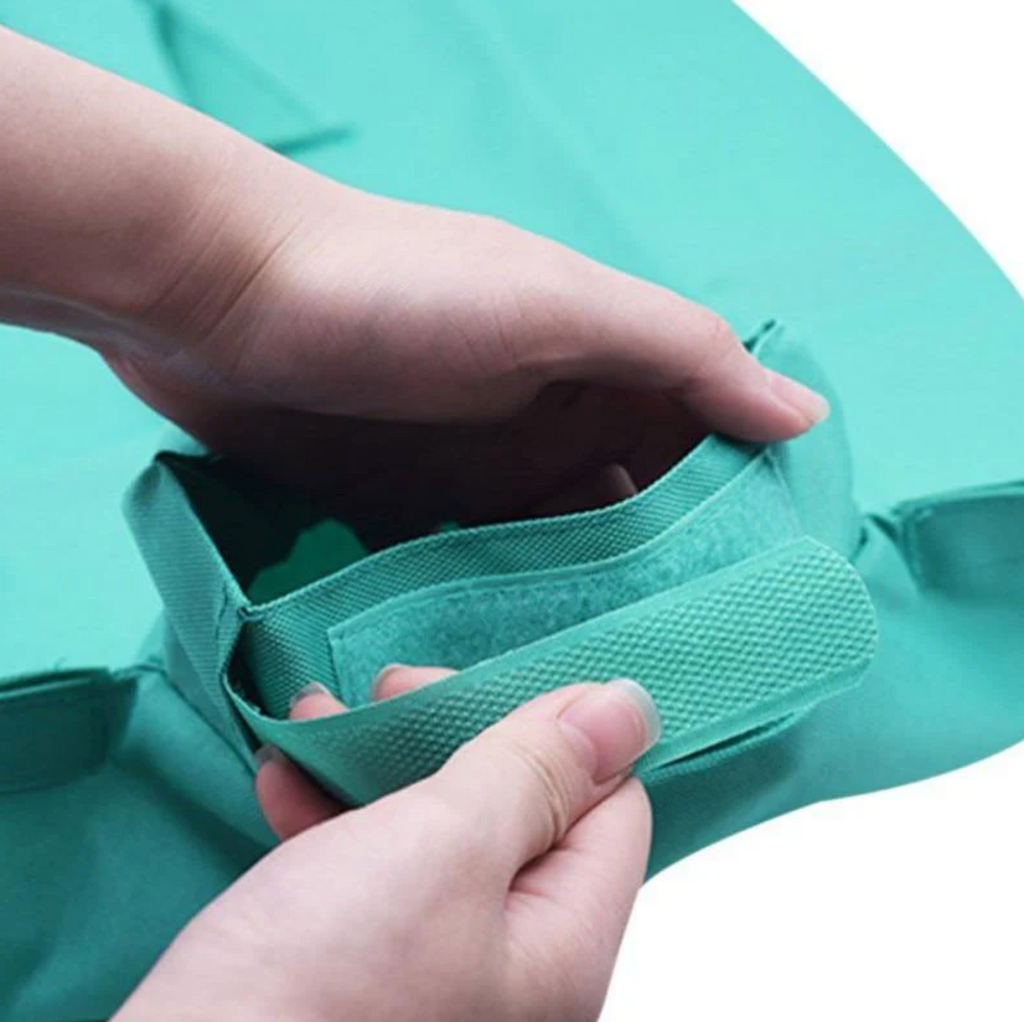 Deux mains tenant un sac en tissu vert avec une poignée renforcée. Accessoire de rangement pratique, durable et écologique.