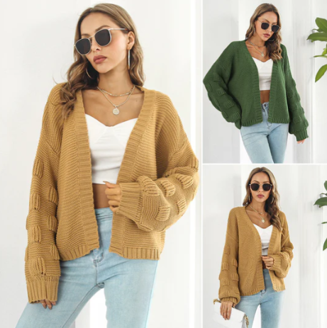 Femme portant un cardigan en tricot beige et vert, lunettes de soleil, top blanc, jeans bleu clair. Mode automne, style décontracté, tendance féminine.
