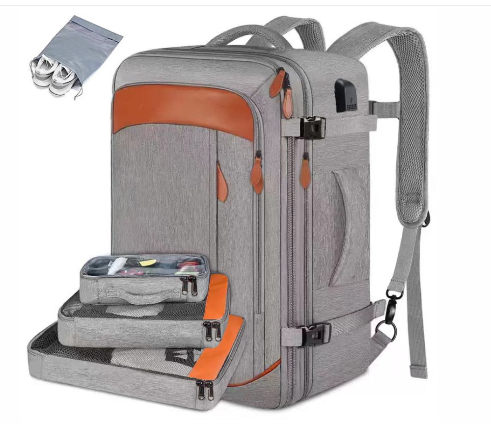 Sac à dos de voyage gris multifonctionnel avec compartiments, poches zippées, et accessoires inclus. Idéal pour organisation et rangement efficace.