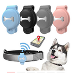 Quatre porte-balises pour chien en silicone (bleu, noir, gris, rose) avec motif os, GPS pour collier, suivi localisation, chien Husky heureux.