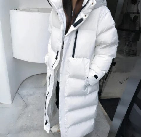 Doudoune longue blanche pour femme, style moderne et chaud, avec capuche et poches, idéale pour l'hiver. Mode féminine, manteau isolant.