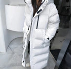 Doudoune longue blanche pour femme, style moderne et chaud, avec capuche et poches, idéale pour l'hiver. Mode féminine, manteau isolant.