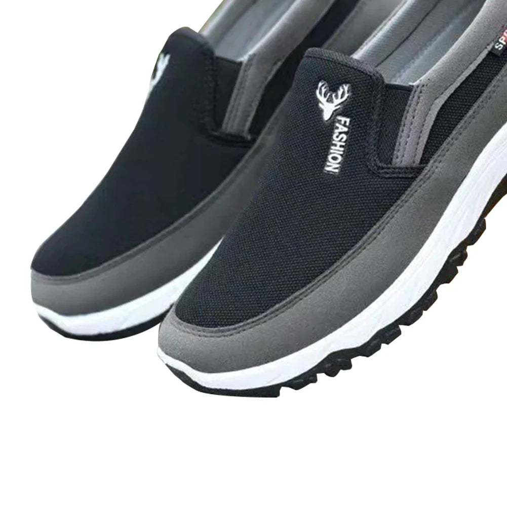 Chaussures slip-on noires et grises pour hommes, semelle antidérapante, logo cerf, confortables et élégantes, idéales pour la mode décontractée.