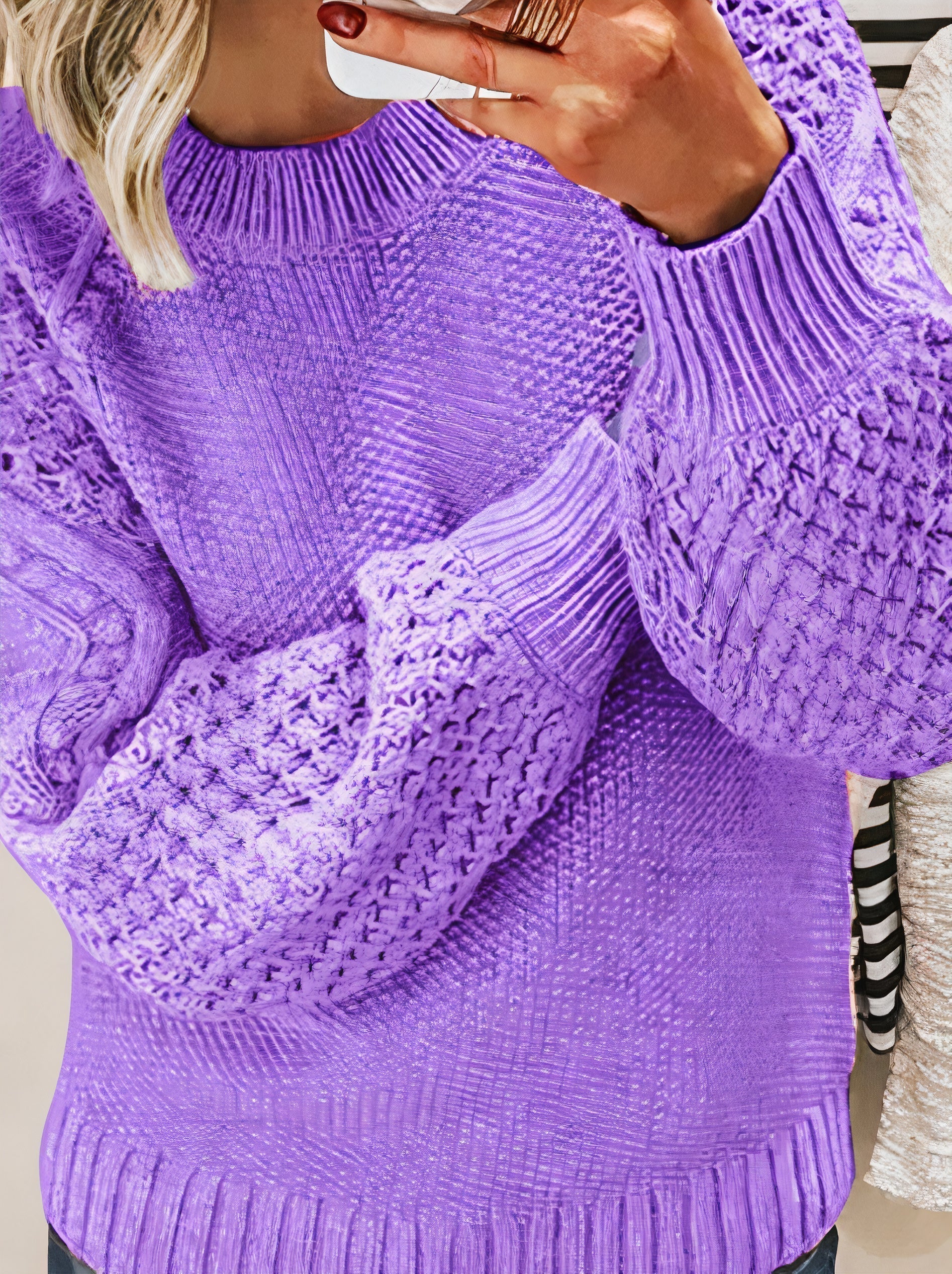Femme portant un pull violet texturé avec manches bouffantes, tricot torsadé. Mode automne-hiver, tendance vêtements chauds, style décontracté.