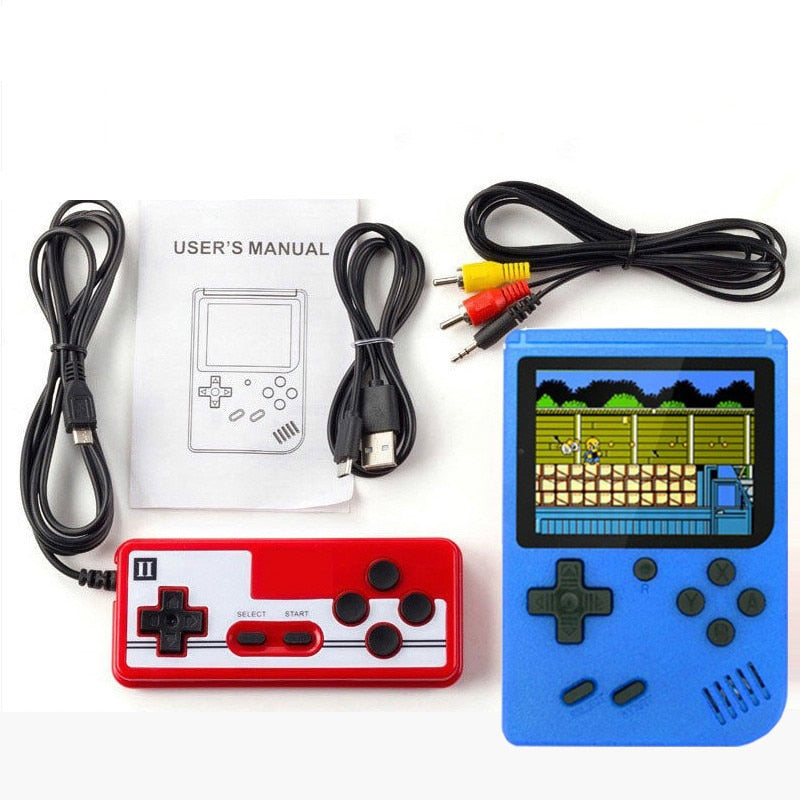 Console de jeu rétro portable rouge avec manette, câbles USB et AV, manuel d'utilisation, affichant un jeu pixelisé sur écran bleu.