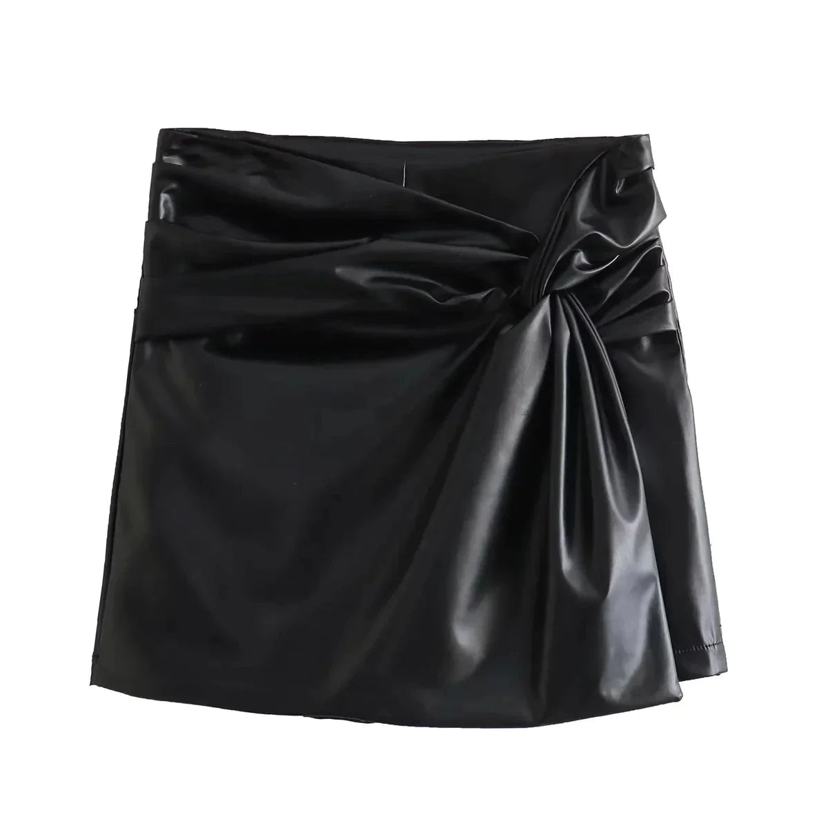 Jupe courte en cuir noir avec drapé élégant, style moderne et tendance, idéale pour tenues de soirée ou sorties urbaines. Mode féminine chic.