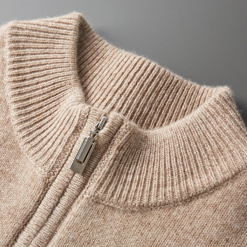 Gros plan sur un pull en laine beige avec fermeture éclair argentée, col montant côtelé. Mode hiver, vêtement chaud et élégant.