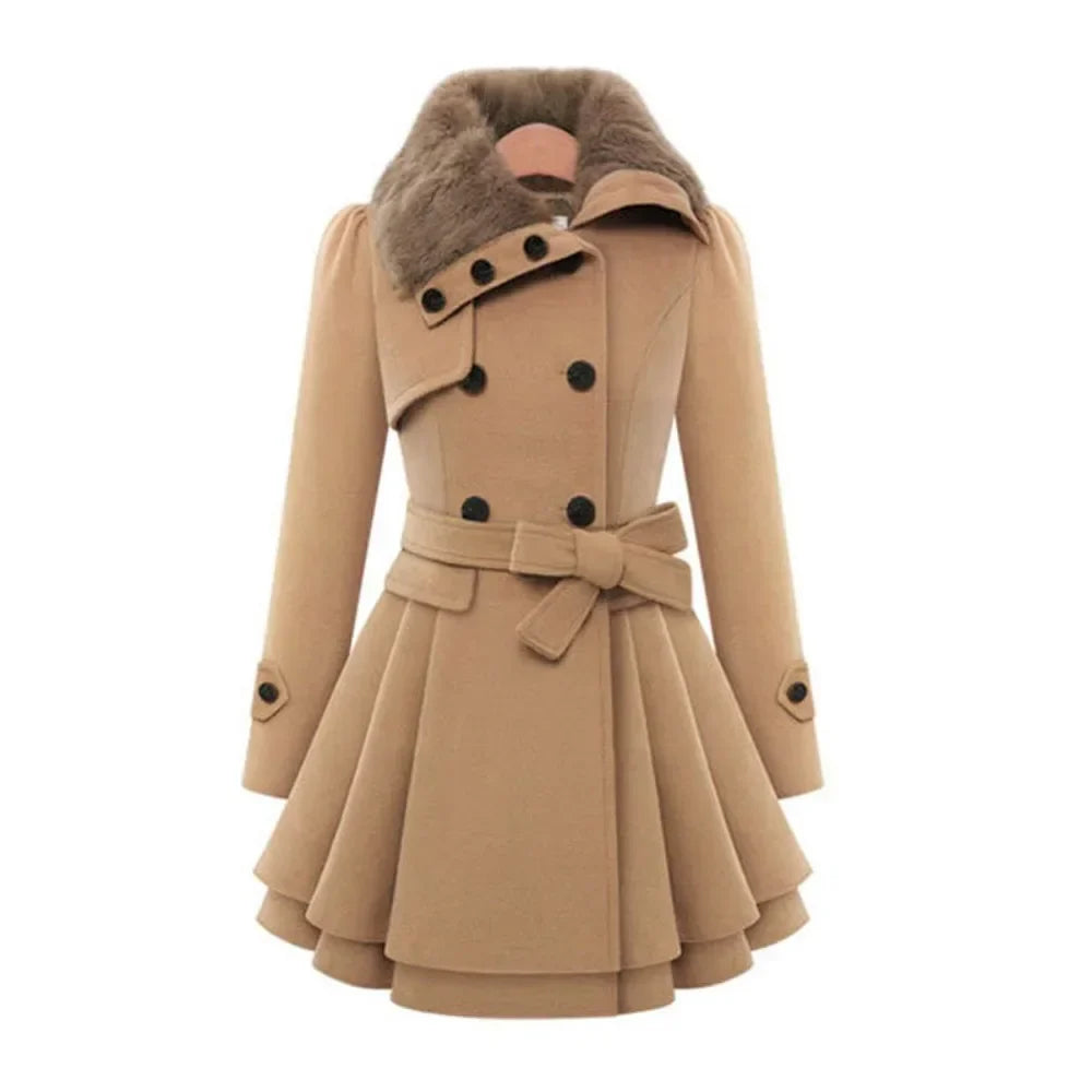 Manteau femme beige élégant avec col en fourrure, boutons noirs et ceinture, style trench-coat, mode automne-hiver, chic et tendance.